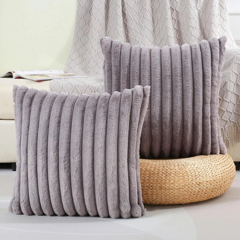 Housse de coussin grise sur canapé en hiver