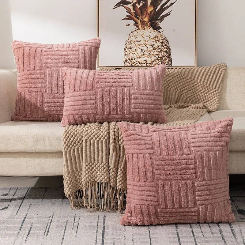 Housse de coussin rose avec texture douce et moelleuse