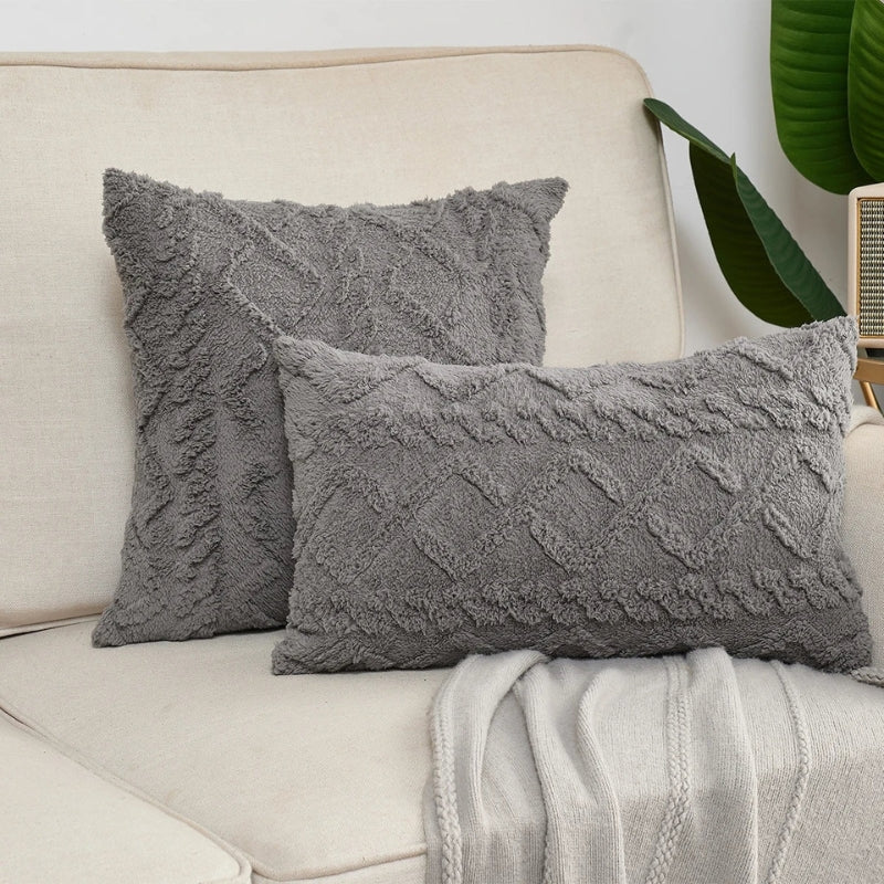 Housse de coussin grise en Pilou Pilou sur canapé