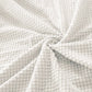 Housse blanche cassée sur fauteuil cabriolet, tissu imperméable