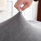 Housse en velours gris clair sur un fauteuil moderne