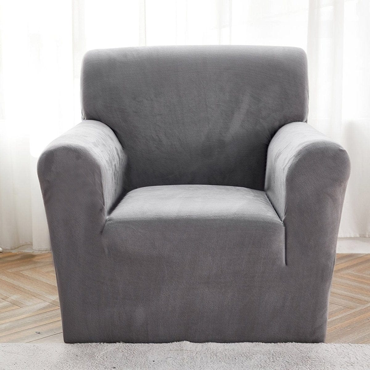 Housse ajustée sur un fauteuil, montrant sa texture douce