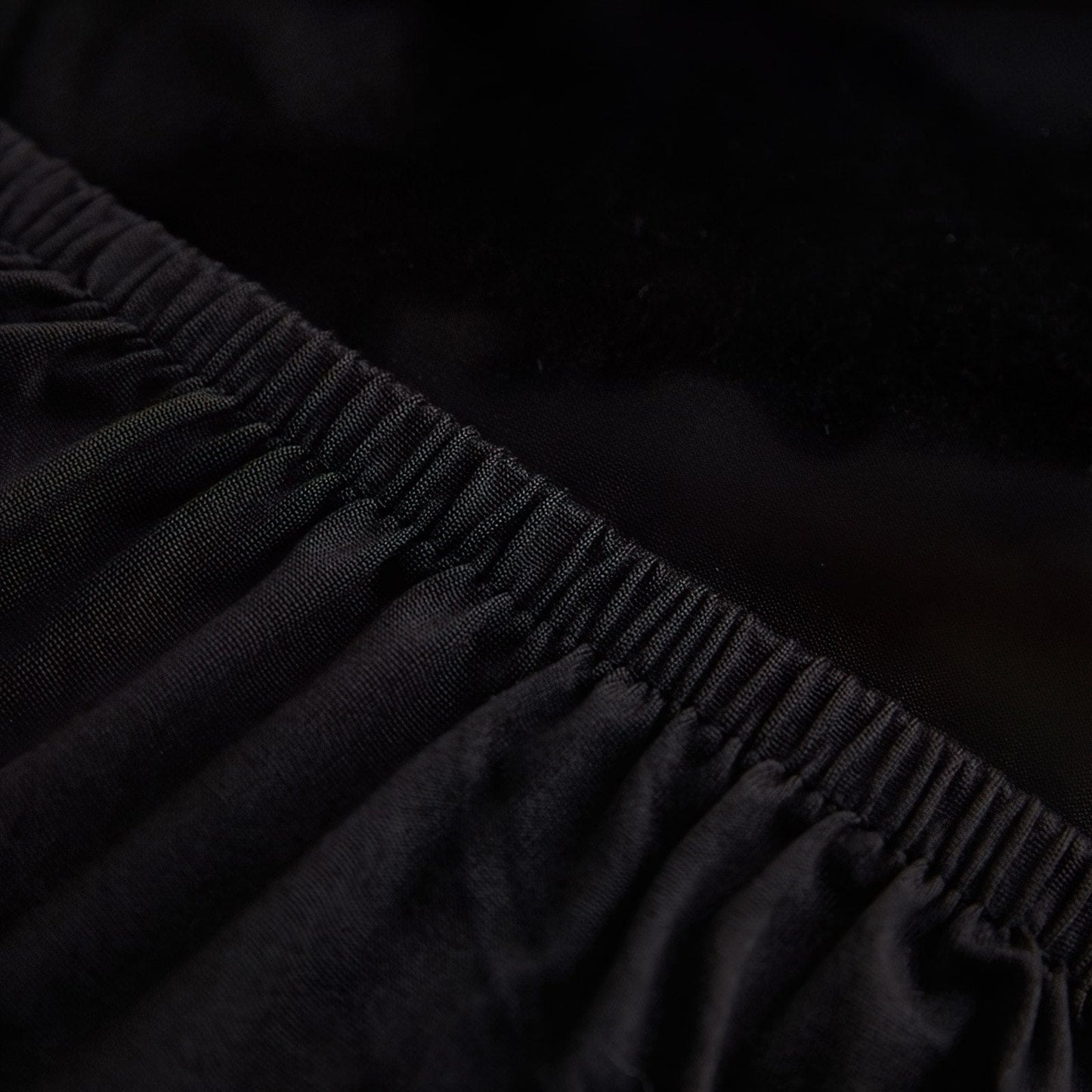 Housse noire ajustée avec tiges de maintien visibles