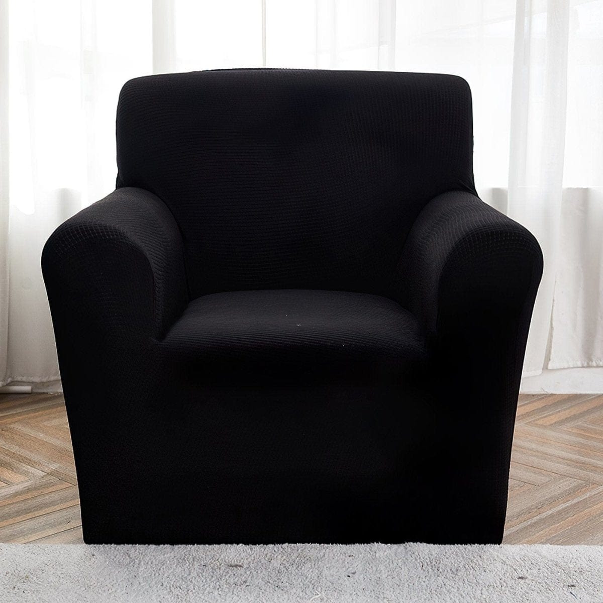 Housse noire couvrant entièrement un fauteuil