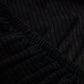Housse noire imperméable sur fauteuil moderne