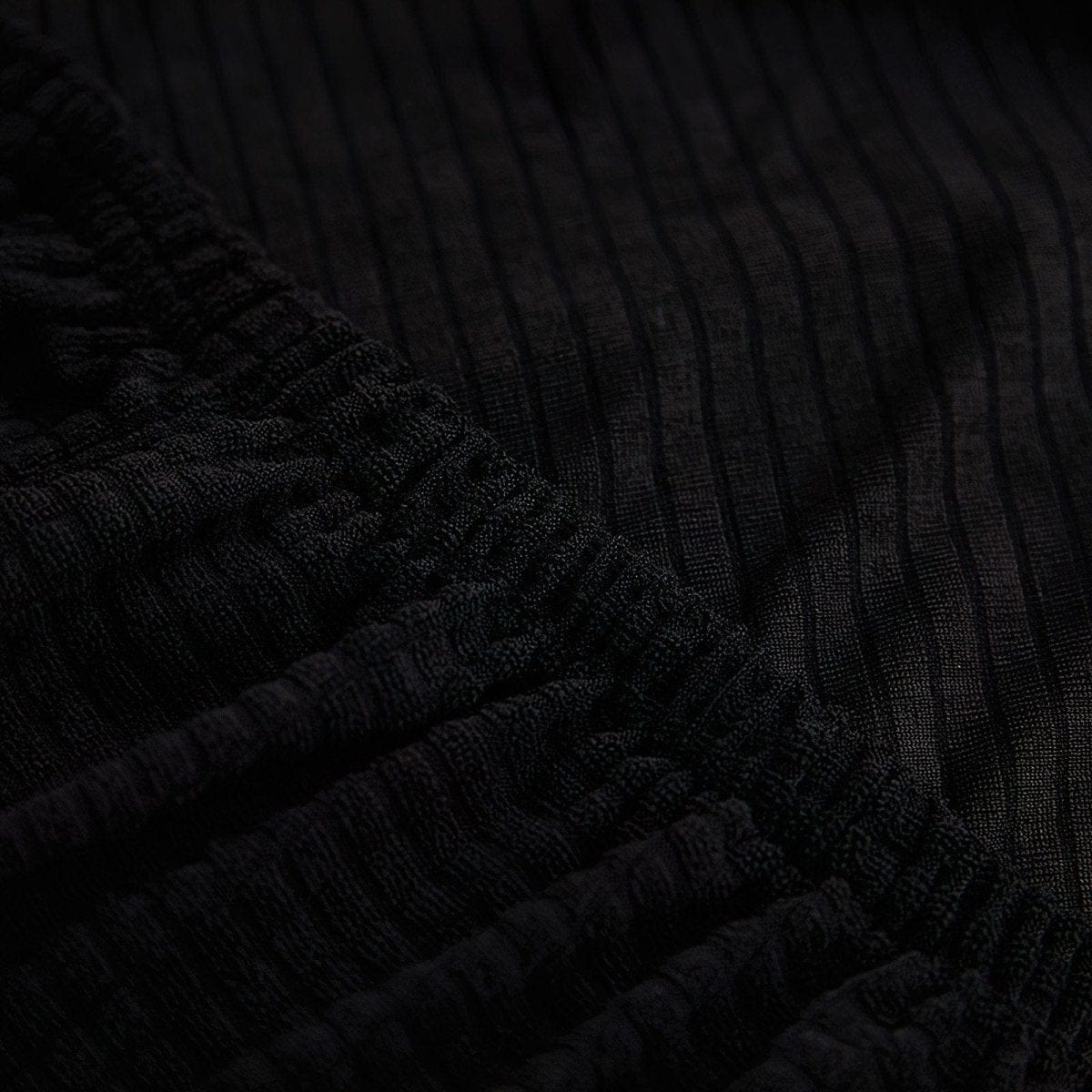 Housse noire imperméable sur fauteuil moderne
