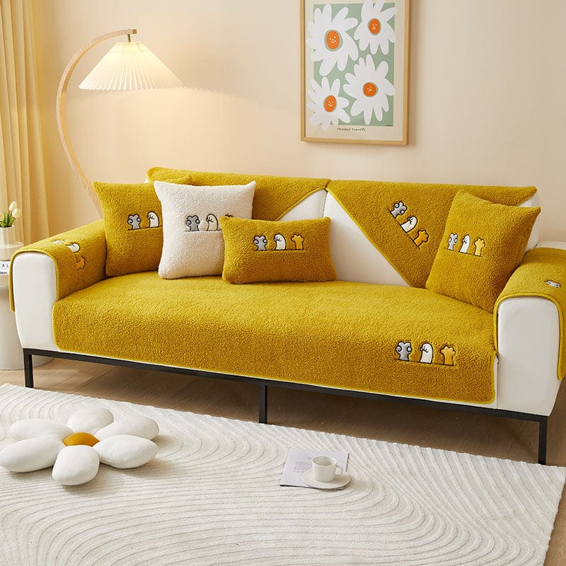 Housse de canapé polaire orange sur un canapé moderne