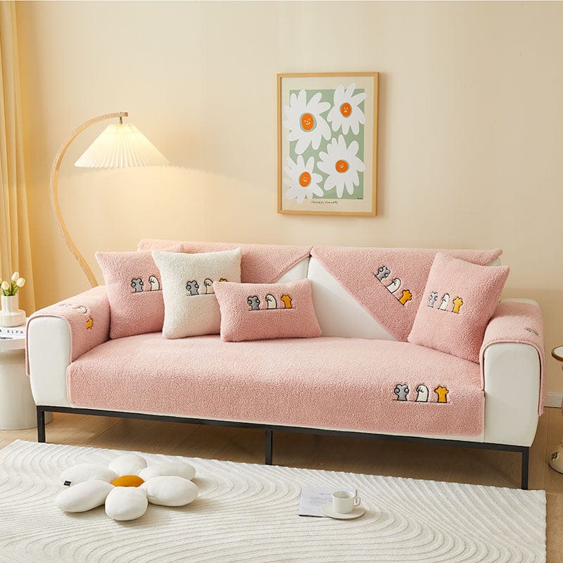 Housse de canapé polaire rose sur un canapé moderne