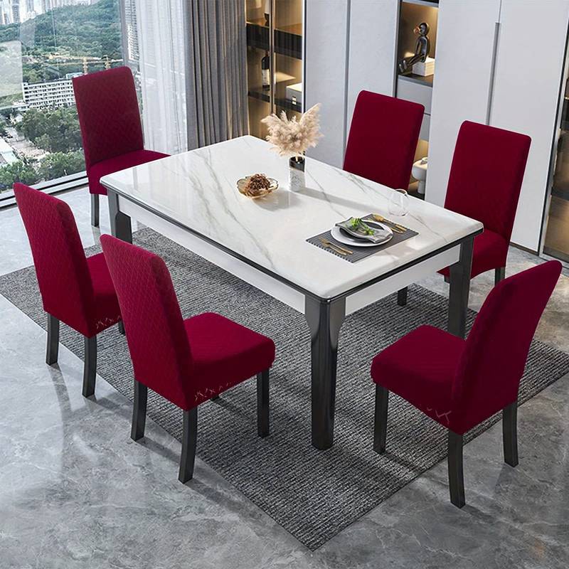 Vue latérale d'une housse de chaise extensible bordeaux