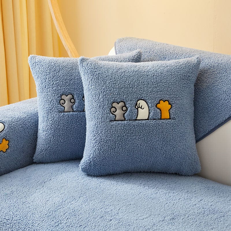 Housse de coussin polaire bleue sur canapé moderne
