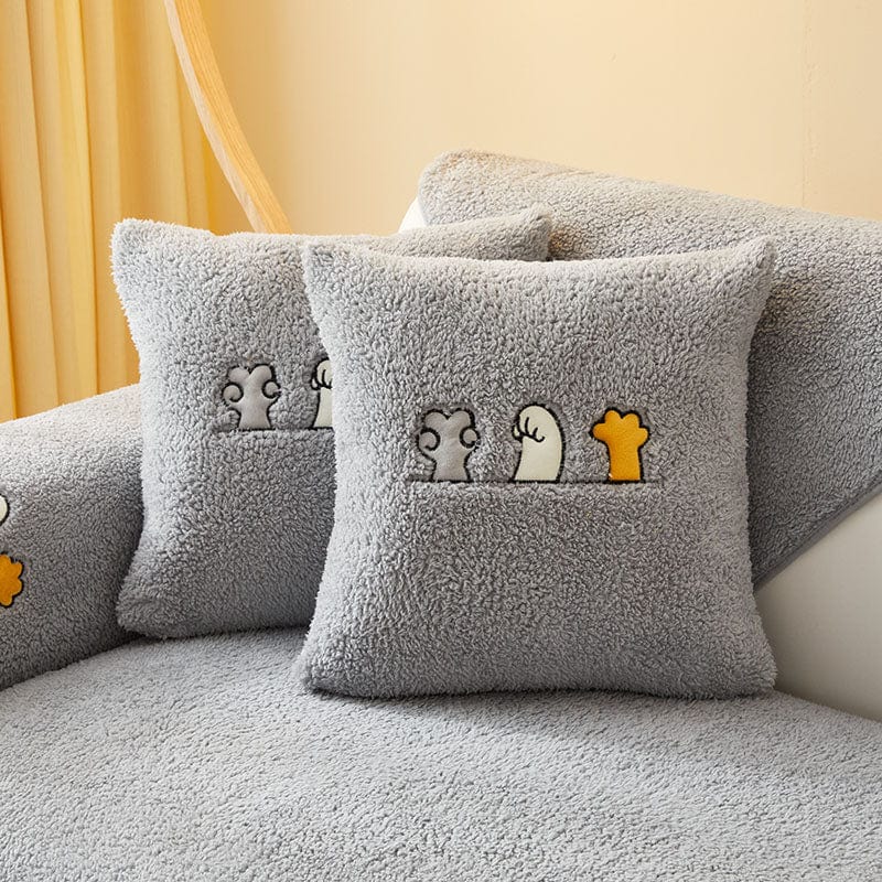 Housse de coussin polaire grise sur canapé moderne