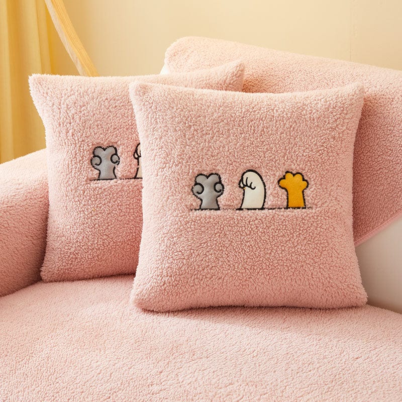 Housse de coussin polaire rose sur canapé moderne