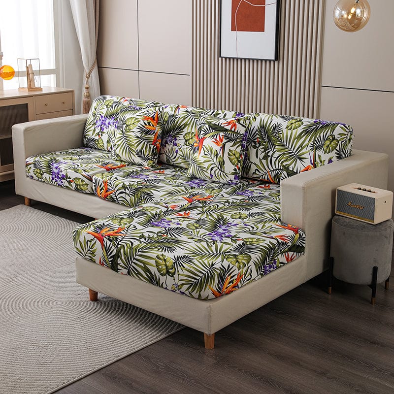 Housse de coussin avec motif jungle sur canapé gris