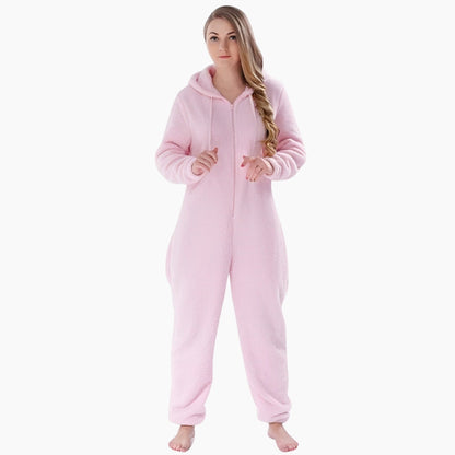 Femme portant la combinaison Pilou Pilou rose, vue de face