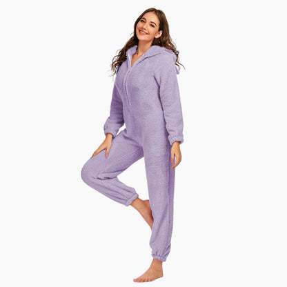 Détail de la capuche et fermeture éclair sur pyjama polaire violet