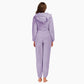 Vue de face d'une combinaison pyjama polaire violette pour femme