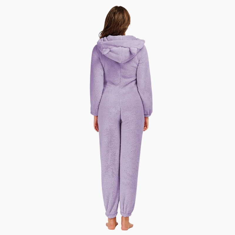 Vue de face d'une combinaison pyjama polaire violette pour femme