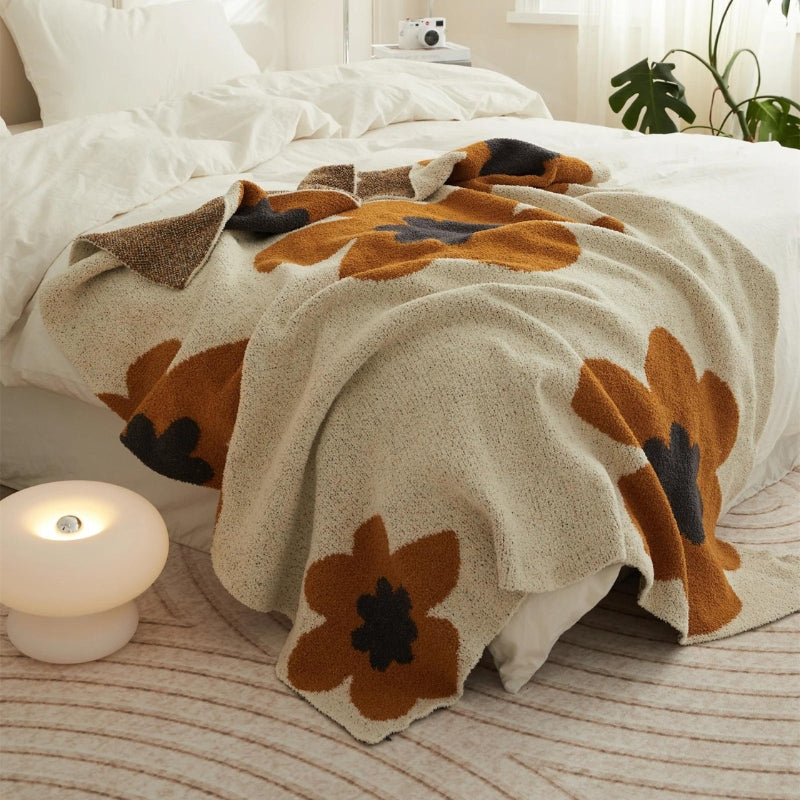 Couverture doudou pliée, montrant ses motifs colorés