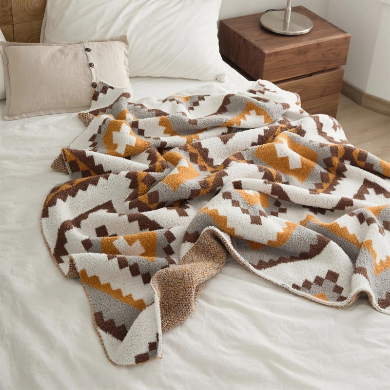 Motifs ethniques en blanc, marron, orange et gris