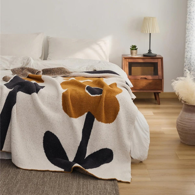 Zoom sur les fleurs orange et noires sur la couverture