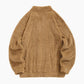 Gros plan sur la texture moelleuse du pull marron