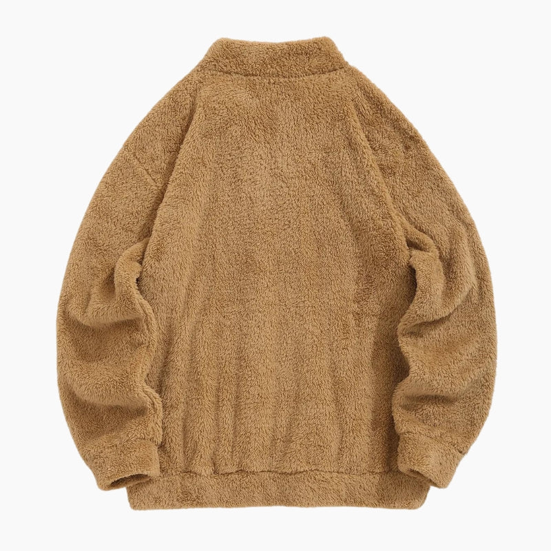 Gros plan sur la texture moelleuse du pull marron