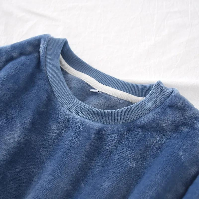 Détail du col rond et poignets élastiques du pyjama
