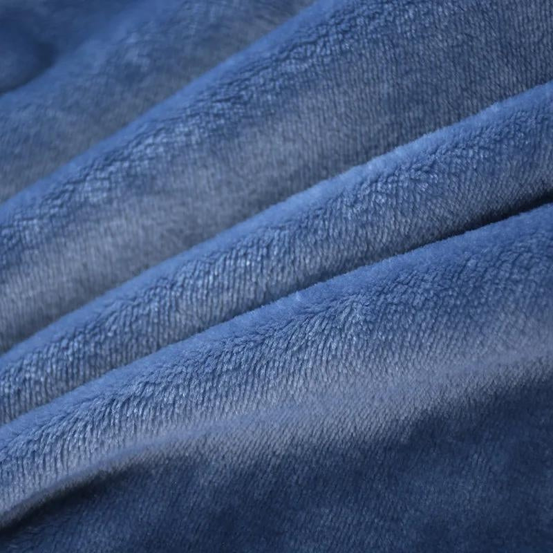 Texture douce et légère du tissu Pilou bleu