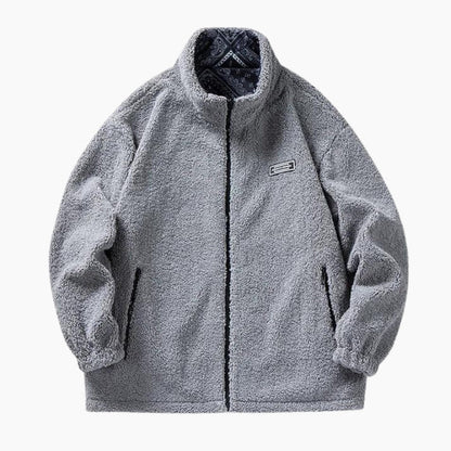 Vue de face du manteau gris avec poches poitrine