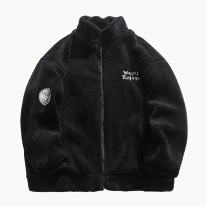 Vue de face du manteau noir en peluche avec fermeture éclair