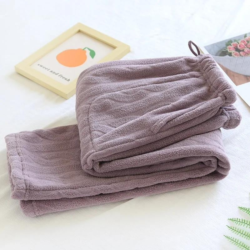 Gros plan sur la texture douce du pantalon mauve
