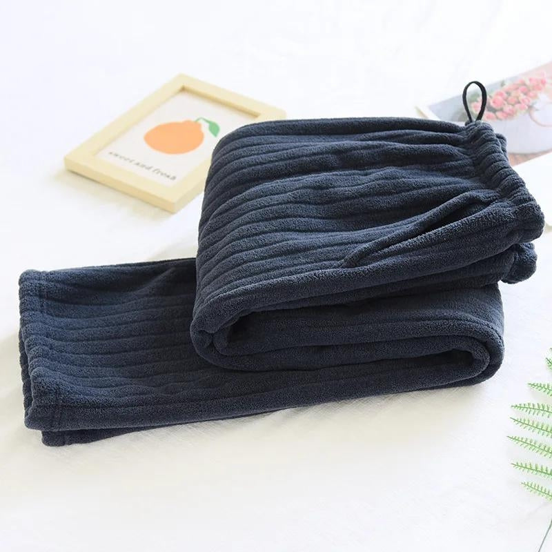 Vue de côté du pantalon pyjama en Pilou bleu nuit