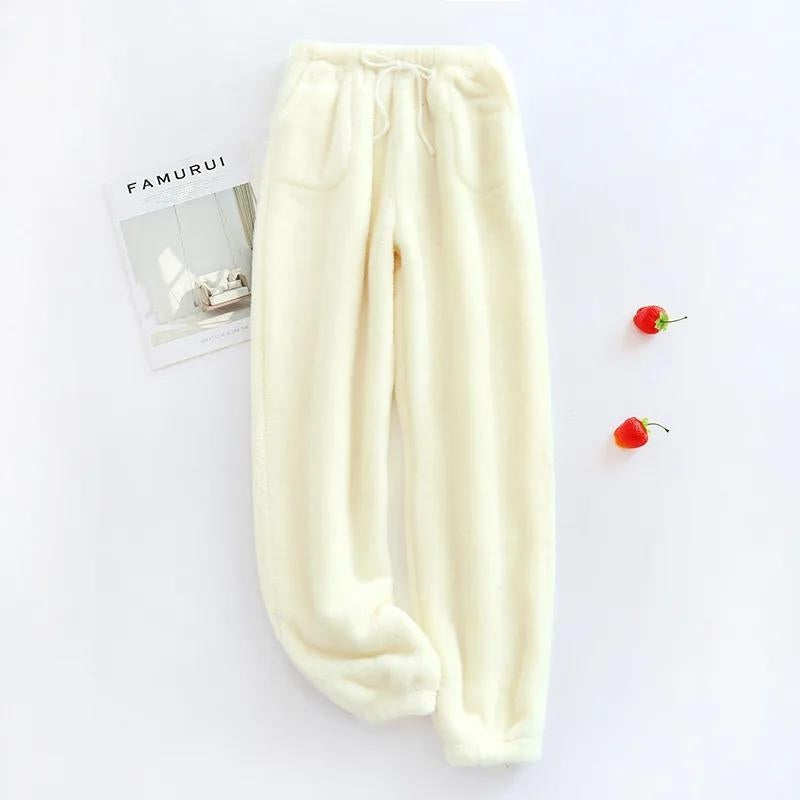 Gros plan sur la texture douce du pantalon flanelle crème