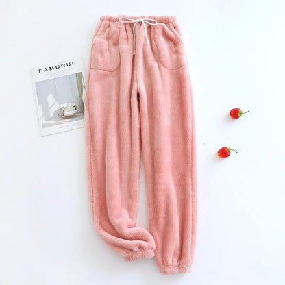 Pantalon pyjama plié, montrant la douceur du tissu