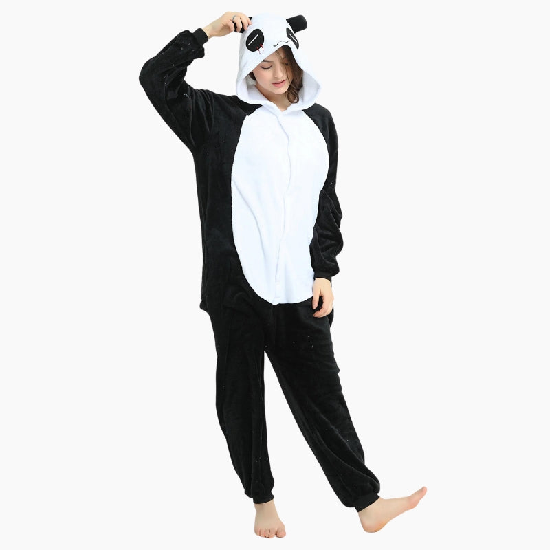 Vue de face d'une combinaison panda polaire noire et blanche