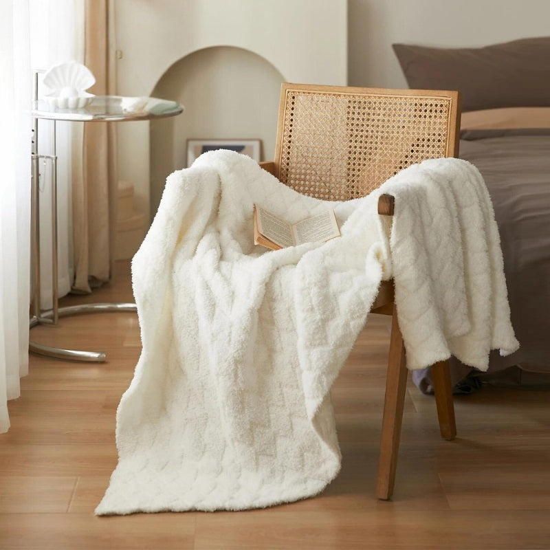 Plaid blanc étalé, mettant en valeur sa taille généreuse
