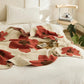 Plaid étalé sur un lit, mettant en valeur son design floral