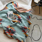 Plaid turquoise drapé sur un fauteuil, ambiance cocooning