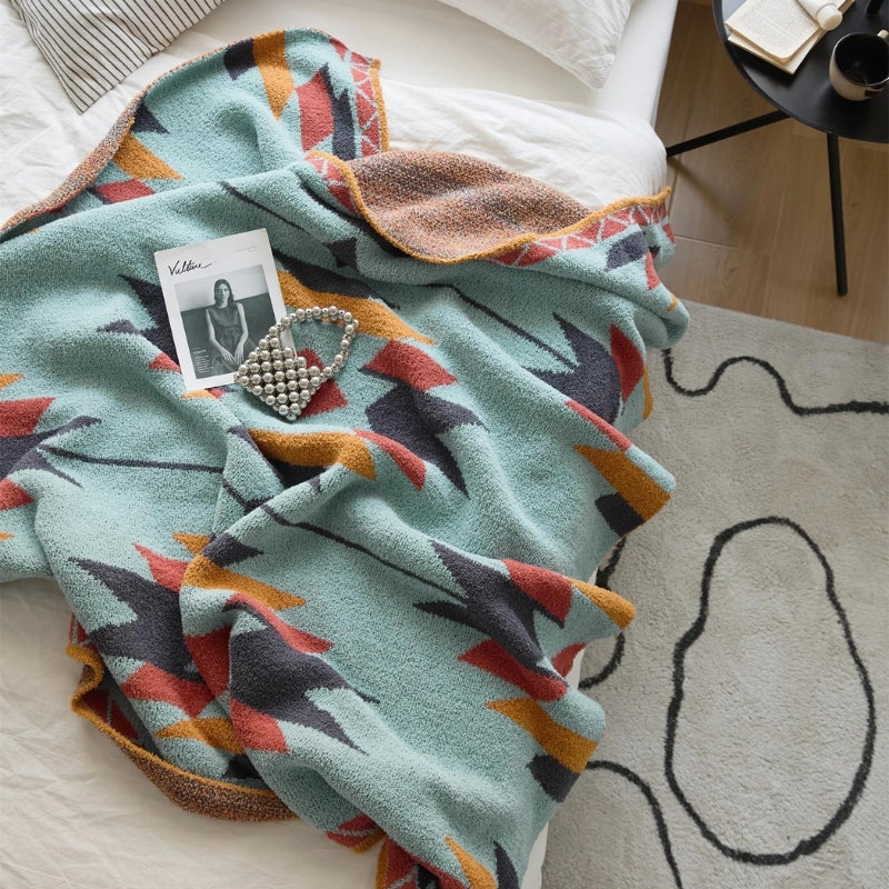 Plaid turquoise drapé sur un fauteuil, ambiance cocooning