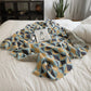 Plaid ethnique en duvet, texture et motifs visibles