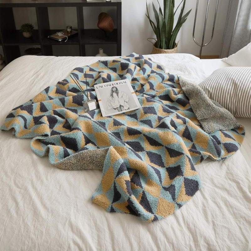 Plaid ethnique en duvet, texture et motifs visibles