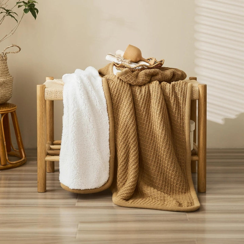 Plaid en fausse fourrure drapé sur un fauteuil