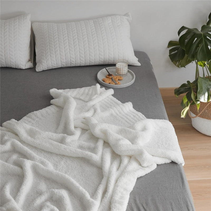 Détail des fibres du plaid blanc en imitation fourrure