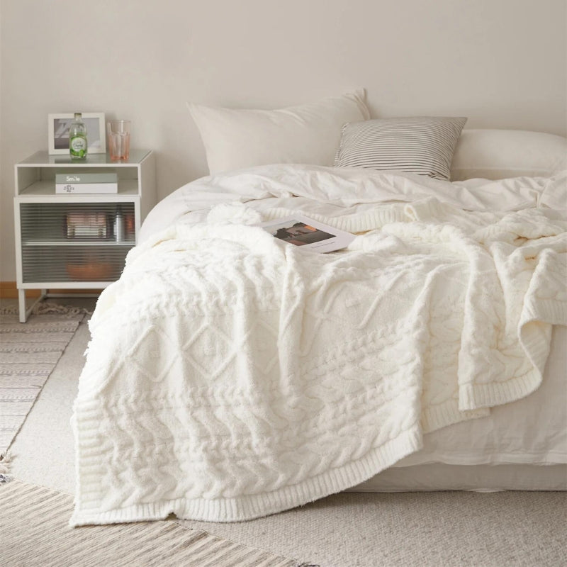 Détail des motifs ethniques stylés sur le plaid polaire blanc