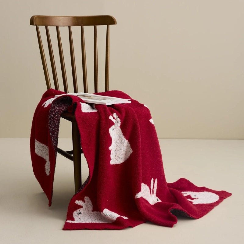 Vue rapprochée du tissu polaire rouge et motifs animaux