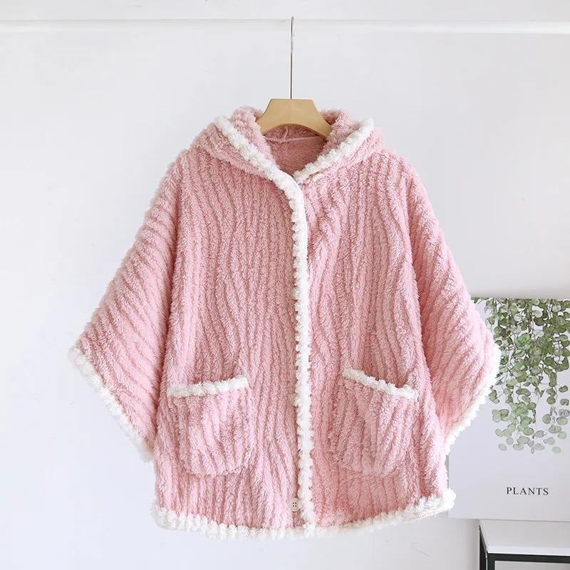 Vue d'ensemble du poncho polaire avec capuche