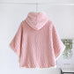 Poncho polaire rose avec capuche et boutons visibles