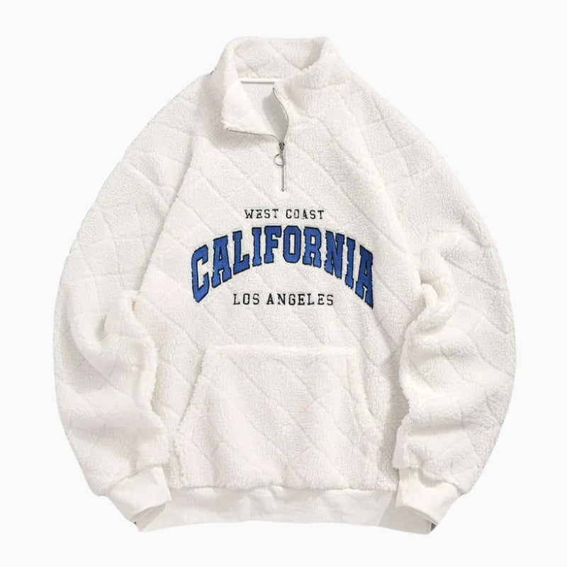 Gros plan sur la texture duveteuse du pull blanc