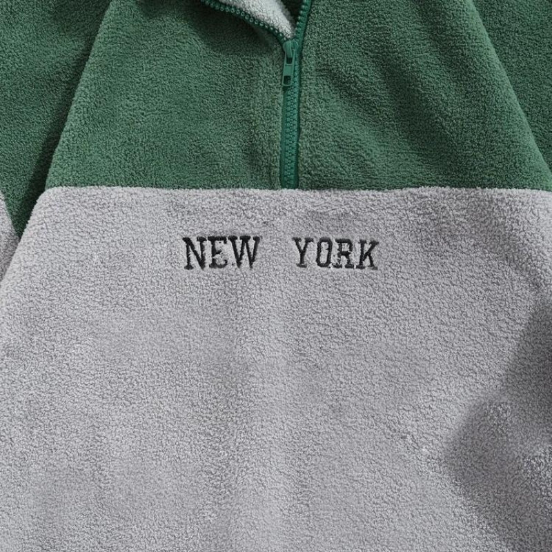Vue de côté du pull cocooning vert et gris