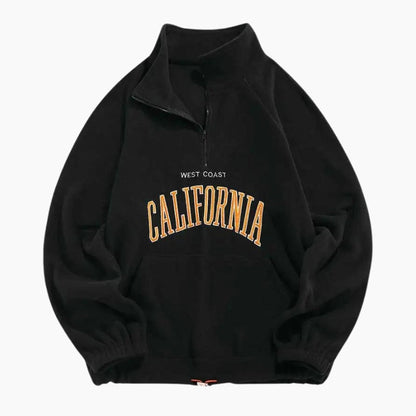 Gros plan sur la texture douce du pull noir à col montant